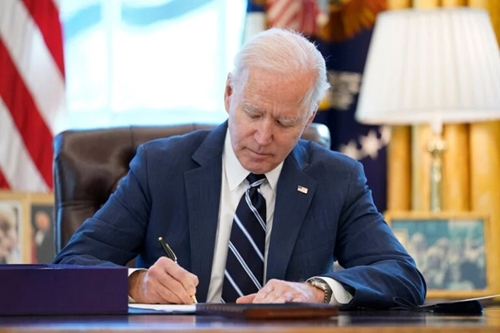 Tổng thống Mỹ ký ban hành luật viện trợ quân sự bổ sung cho Ukraine
