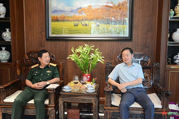 Thượng tướng Lê Huy Vịnh thăm, tặng quà tri ân các đồng chí nguyên lãnh đạo Bộ Quốc phòng