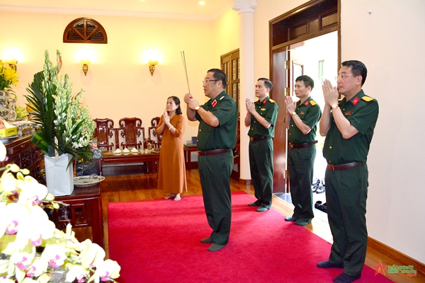 Thượng tướng Phạm Hoài Nam dâng hương tưởng niệm các đồng chí nguyên lãnh đạo Đảng, Quân đội