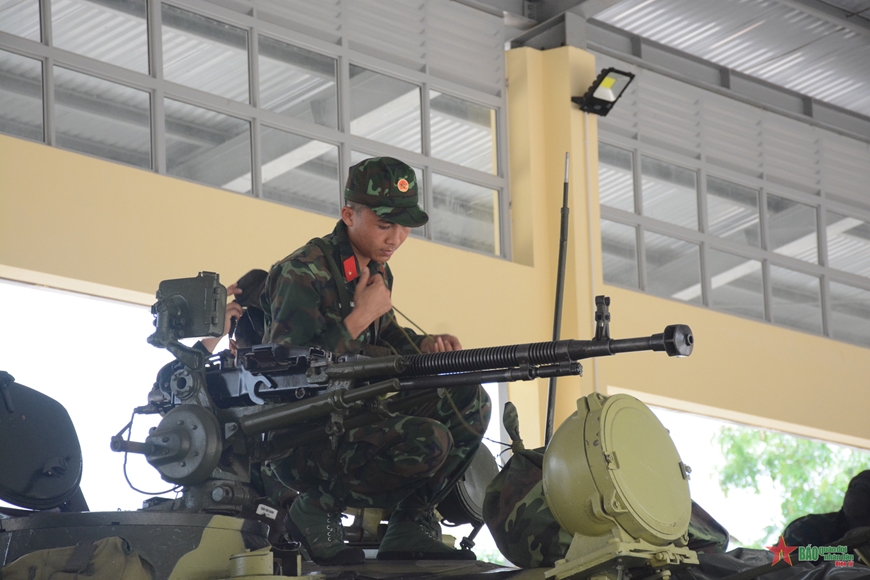 View - 	Thượng tướng Huỳnh Chiến Thắng kiểm tra Lữ đoàn 215