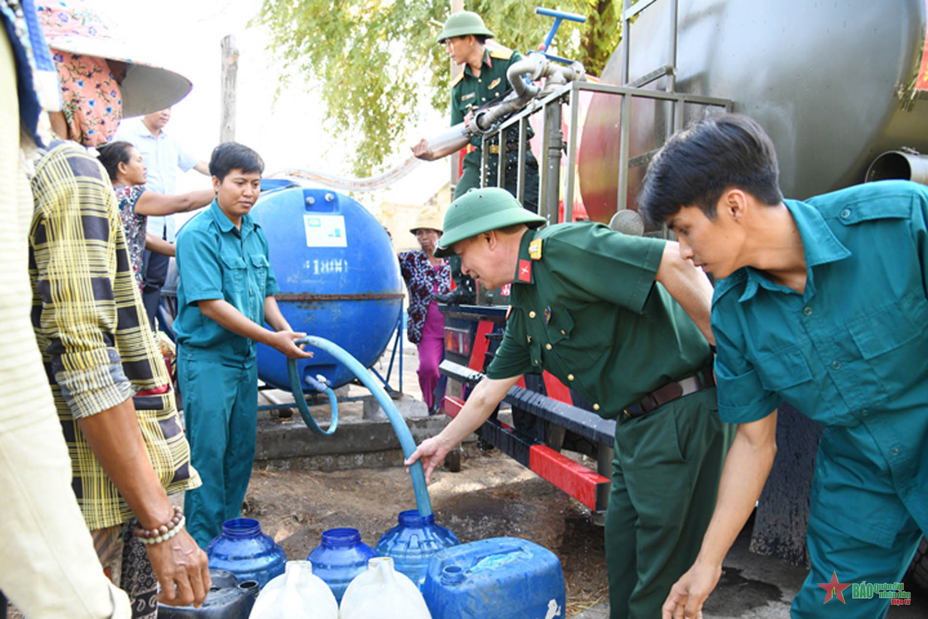 Bộ CHQS tỉnh Bình Thuận cấp nước miễn phí cho nhân dân vùng hạn