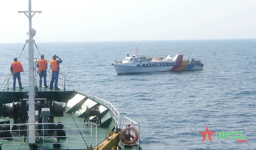 Tàu Cảnh sát biển 6006 tham gia tìm kiếm cứu nạn trên vùng biển Lý Sơn