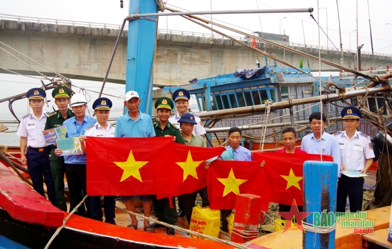 Vùng Cảnh sát biển 2 tuyên truyền pháp luật cho ngư dân Quảng Trị