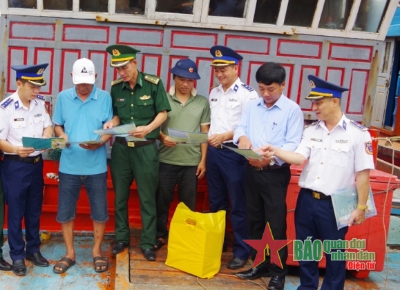 Vùng Cảnh sát biển 2 tuyên truyền pháp luật cho ngư dân Quảng Trị