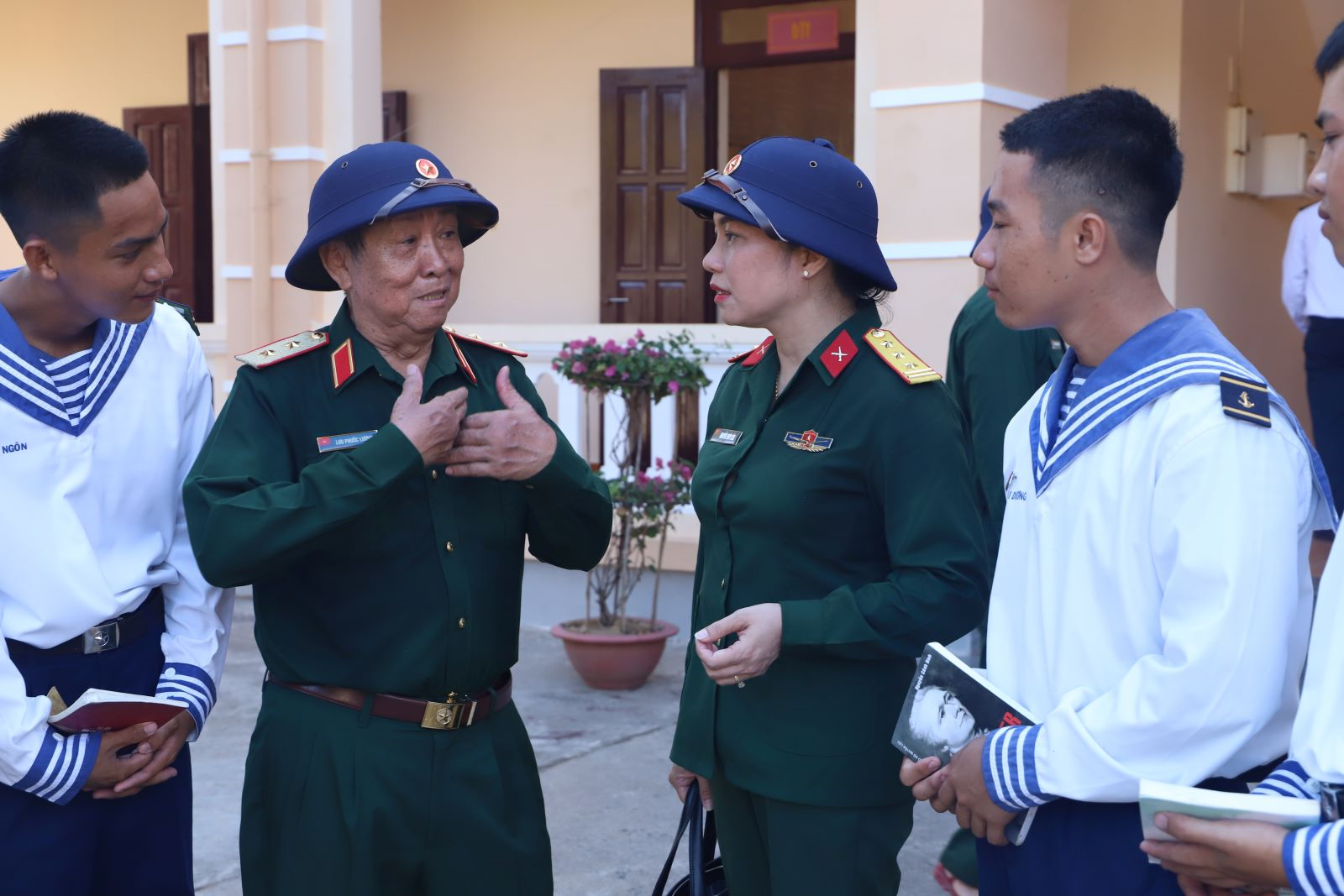 Những trang sách trong nắng gió Trường Sa

