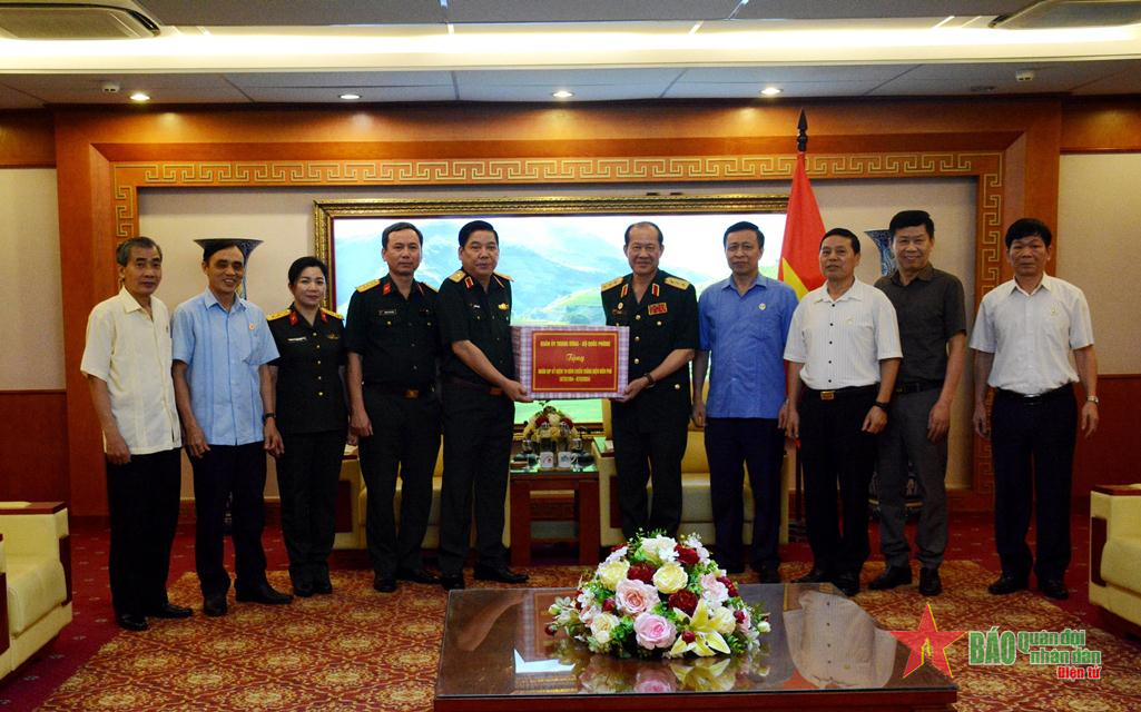 Trung tướng Nguyễn Văn Gấu thăm, chúc mừng Trung ương Hội Cựu chiến binh Việt Nam