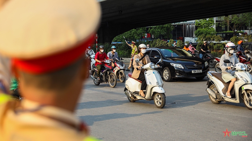 Người dân rời Hà Nội bắt đầu kỳ nghỉ lễ kéo dài