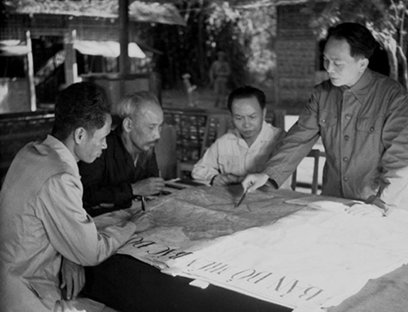 Chiến dịch Điện Biên Phủ: Ngày 29-4-1954, địch vẫn loay hoay tìm lối thoát