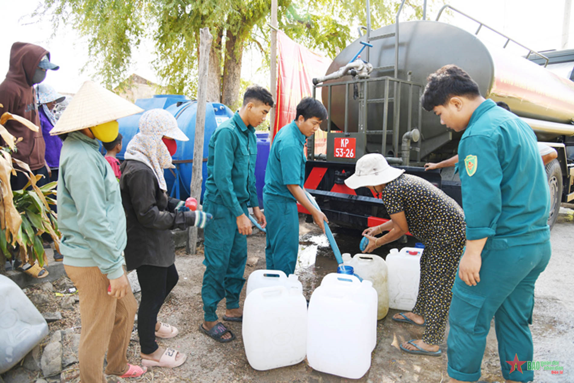 Bộ CHQS tỉnh Bình Thuận cấp nước sinh hoạt cho nhân dân vùng hạn