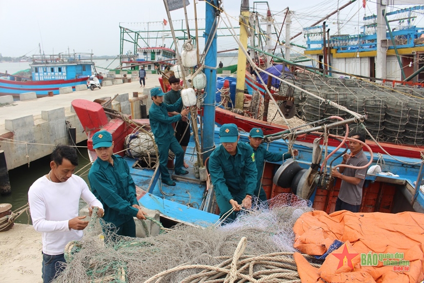 “Tiếp sức” cùng ngư dân vươn khơi “Tiếp sức” cùng ngư dân vươn khơi