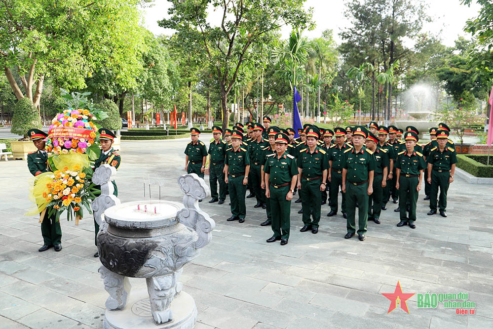 Bộ tư lệnh Quân đoàn 4 dâng hương tưởng nhớ Chủ tịch Hồ Chí Minh và các Anh hùng liệt sĩ