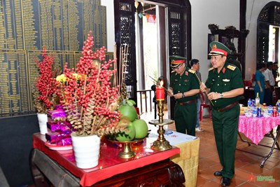 Gallery - 	Thượng tướng Võ Minh Lương dâng hương