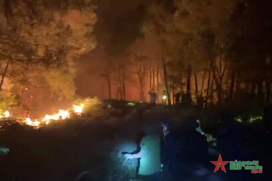 Quân khu 4 trắng đêm dập lửa cứu rừng