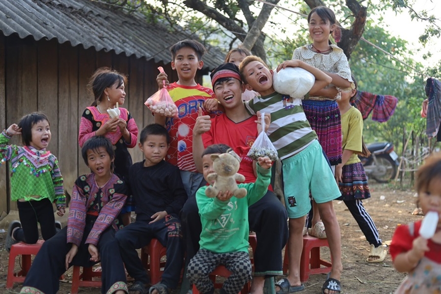 Chàng trai vùng cao mang “Bữa cơm cho em” về bản