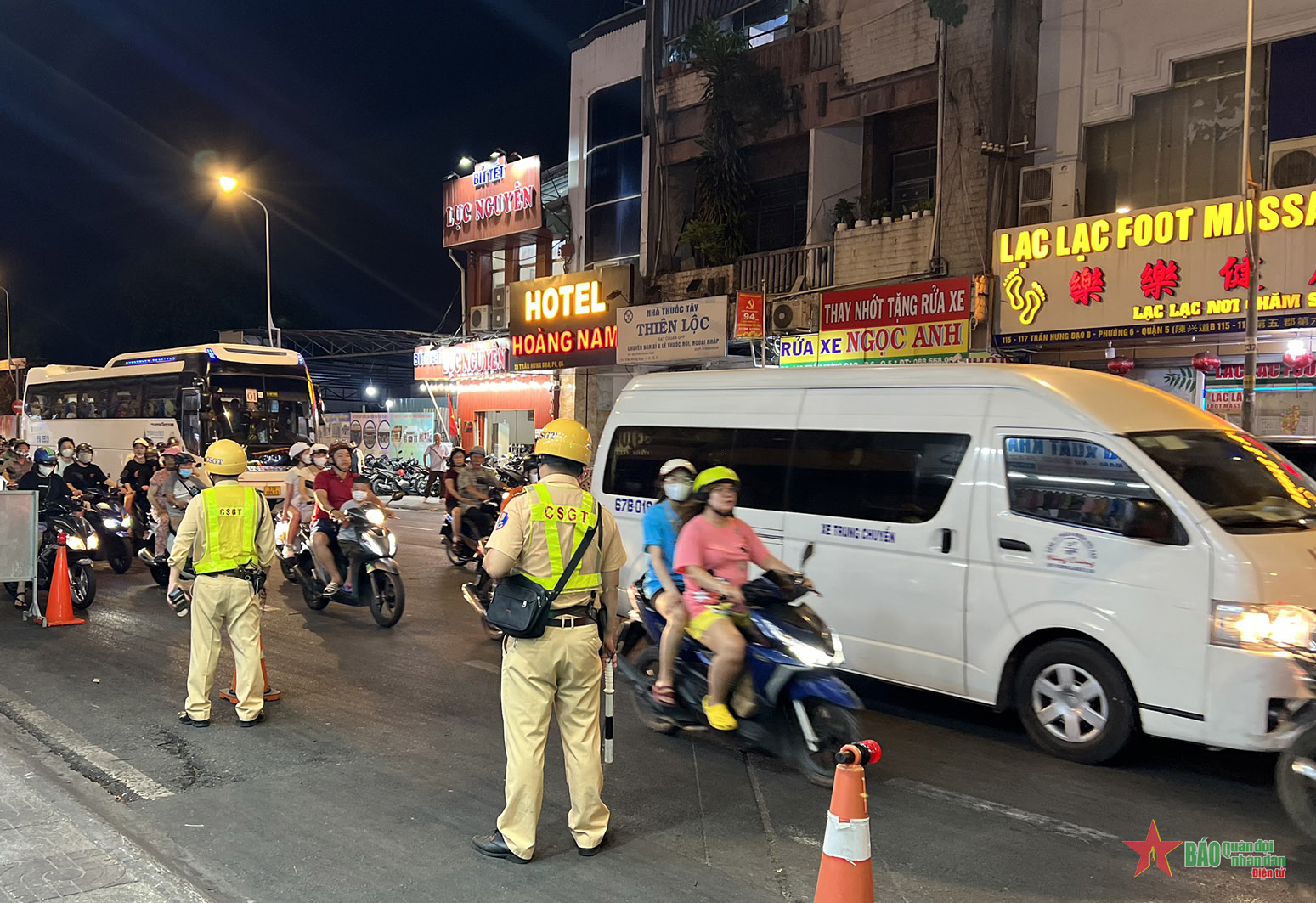 Cảnh sát giao thông hỗ trợ tích cực người dân trở lại thành phố làm việc