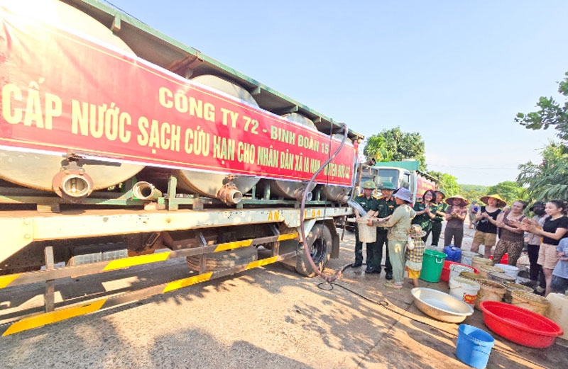 Giọt nước nghĩa tình quân dân