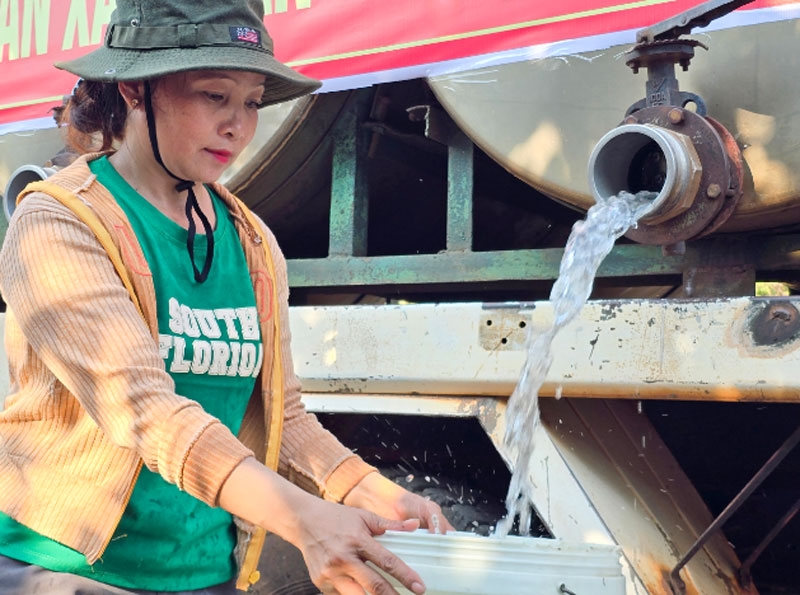Giọt nước nghĩa tình quân dân