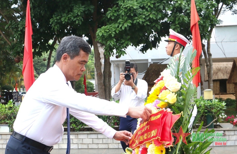 Gia Lai: Dâng hoa nhân kỷ niệm 110 năm Ngày sinh Anh hùng Núp