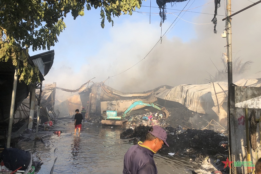 An Giang: 200 cán bộ, chiến sĩ tham gia chữa cháy