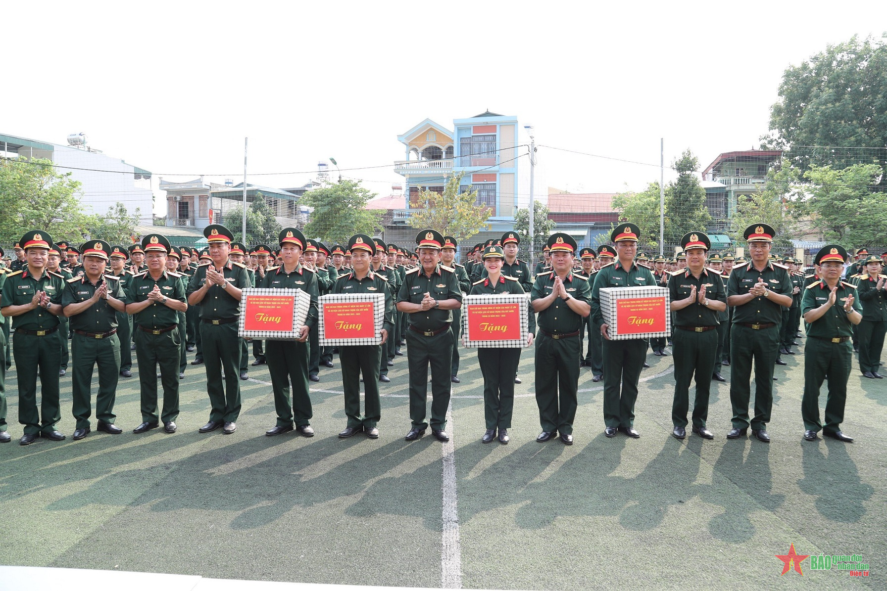 Thượng tướng Võ Minh Lương thăm, tặng quà một số đơn vị Quân đội tham gia diễu binh, diễu hành