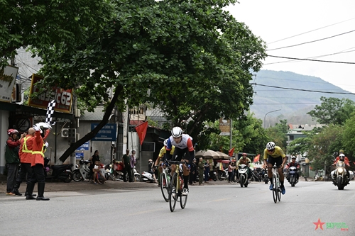 Cập nhật Chặng 3 Cuộc đua xe đạp “Về Điện Biên Phủ-2024, Cúp Báo Quân đội nhân dân”: Nguyễn Minh Thiện thắng Sprint 1 