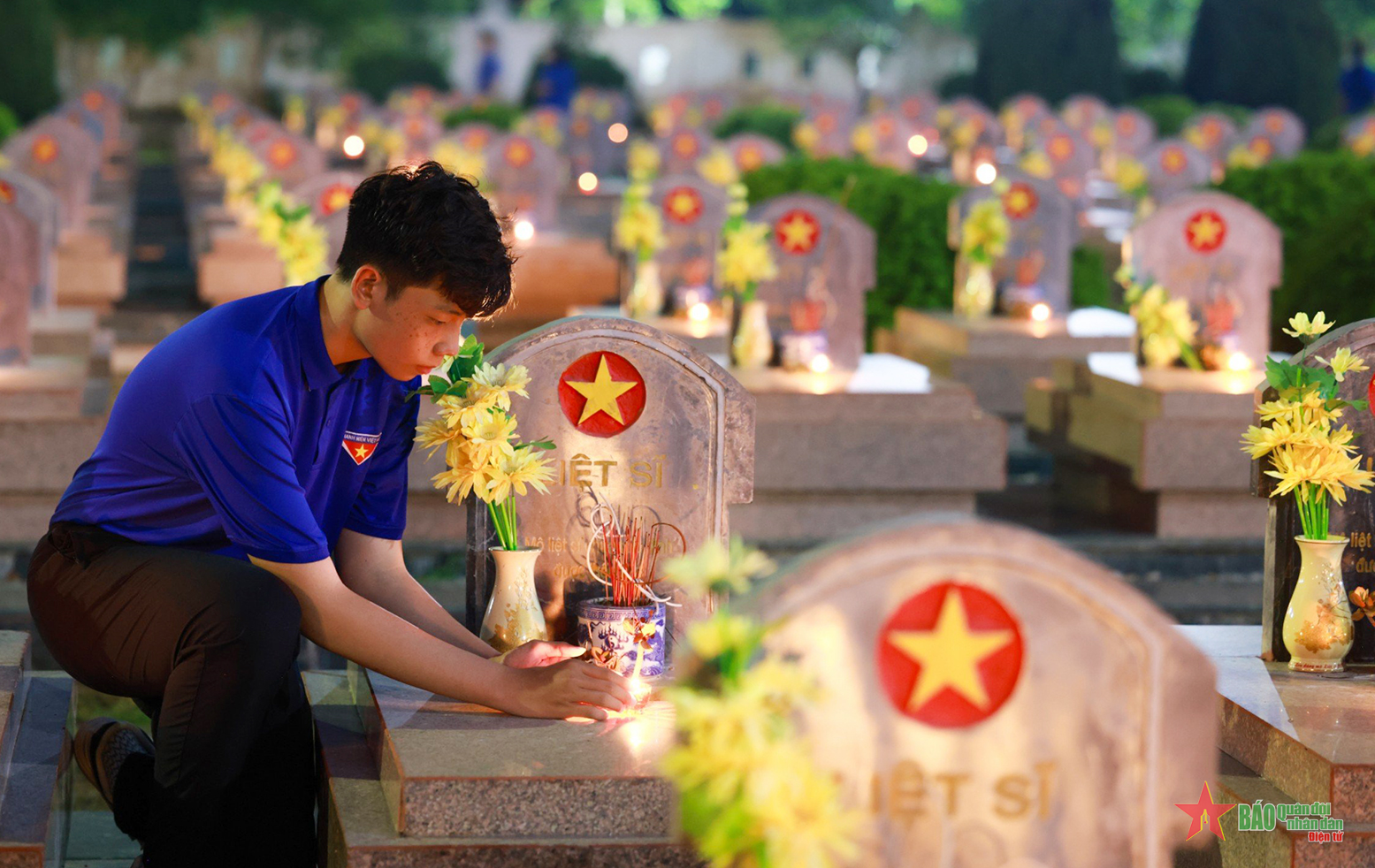 Đoàn viên thanh niên tỉnh Điện Biên thắp nến tri ân các anh hùng liệt sĩ