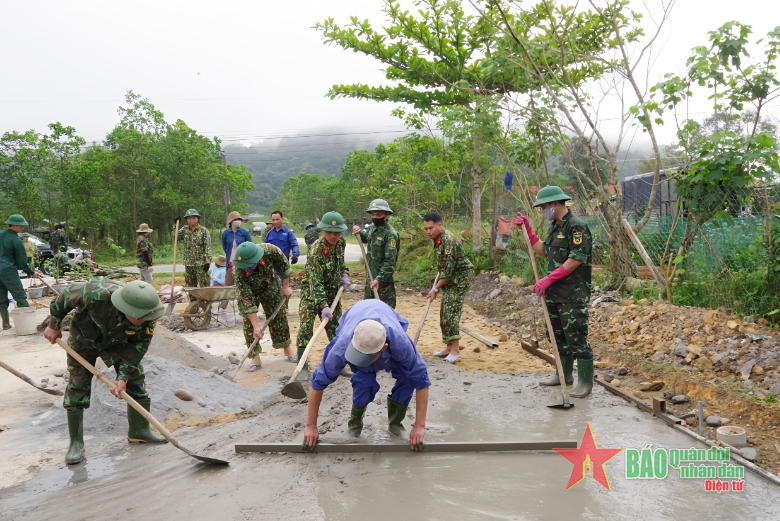 Bộ đội giúp dân vùng khó