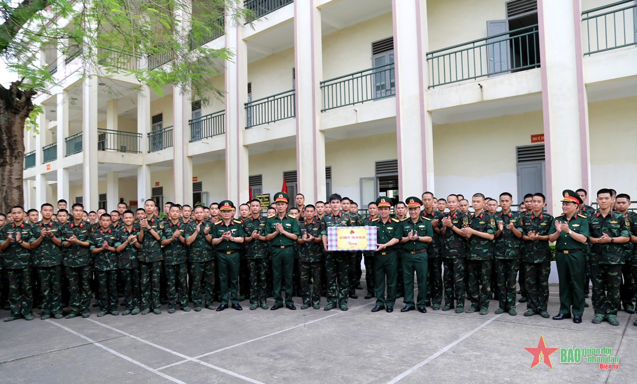 Tổng cục Hậu cần thăm, tặng quà động viên chiến sĩ mới tham gia huấn luyện tại Trung đoàn 692