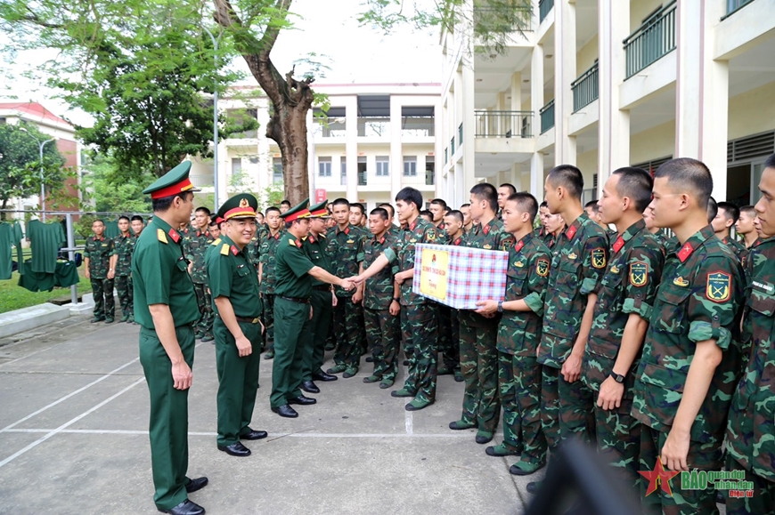 Tổng cục Hậu cần thăm, tặng quà động viên chiến sĩ mới tham gia huấn luyện tại Trung đoàn 692