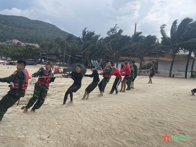 View - 	Biên phòng cửa khẩu cảng Đà Nẵng kịp thời ứng cứu tàu cá mắc cạn