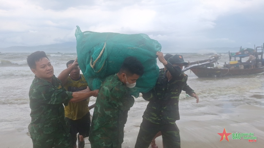 Biên phòng cửa khẩu cảng Đà Nẵng kịp thời ứng cứu tàu cá mắc cạn tại bãi biển Tiên Sa