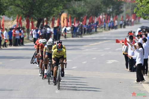 Chặng 4 Cuộc đua xe đạp “Về Điện Biên Phủ-2024, Cúp Báo Quân đội nhân dân”: Cua-rơ Nguyễn Hướng (Đồng Nai) cán đích đầu tiên ở chặng 4