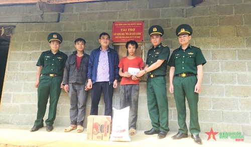 Bộ đội Biên phòng tỉnh Hà Giang trao tặng nhà “Mái ấm biên cương” cho hộ nghèo