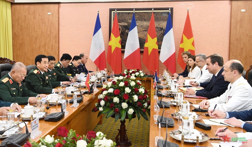 Bộ trưởng Bộ Quốc phòng Phan Văn Giang hội đàm với Bộ trưởng Bộ Quân đội Pháp