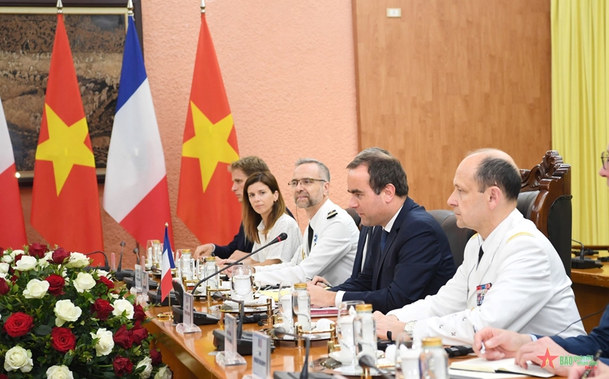 Bộ trưởng Bộ Quốc phòng Phan Văn Giang hội đàm với Bộ trưởng Bộ Quân đội Pháp