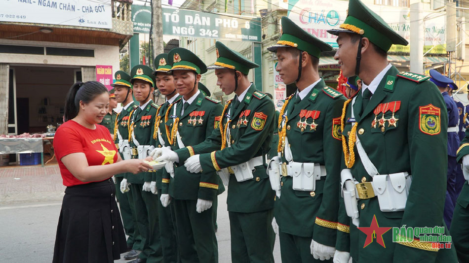 Ấm áp tình người Điện Biên