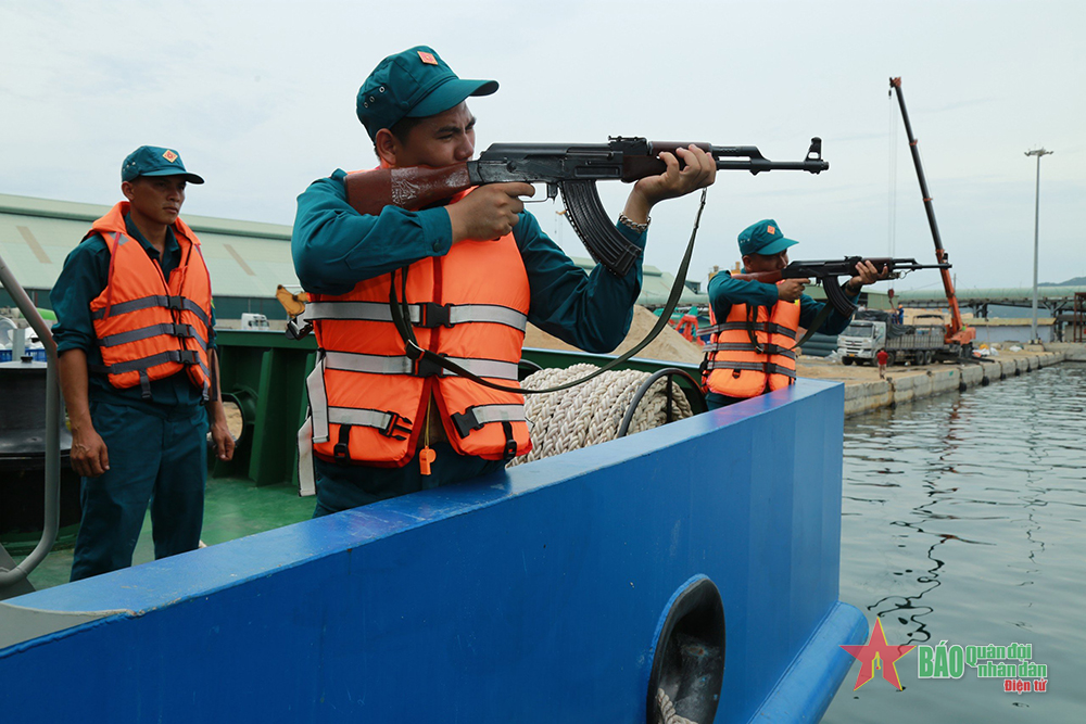 Chiến sĩ “sao vuông” can trường bám biển