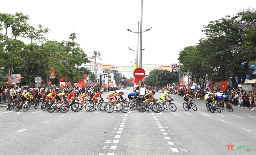 View - 	TRỰC TIẾP Chặng 5 và Lễ bế mạc Cuộc đua xe đạp về Điện Biên Phủ 2024