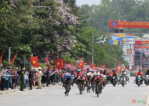 Chặng 5 Cuộc đua xe đạp về Điện Biên Phủ 2024: Gay cấn tranh Áo xanh chung cuộc 