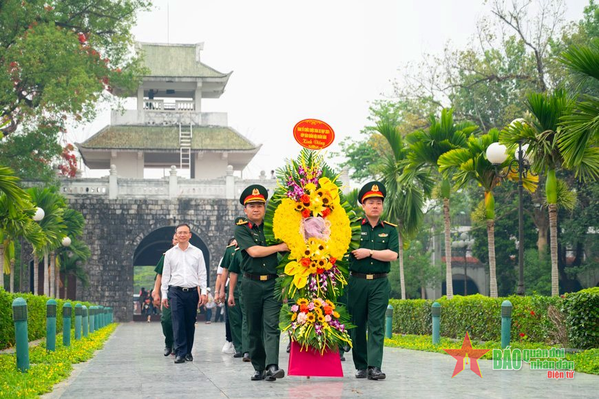 Ban tổ chức Cuộc đua xe đạp “Về Điện Biên Phủ 2024-Cúp Báo Quân đội nhân dân” dâng hương tưởng niệm các anh hùng liệt sĩ tại Điện Biên Phủ