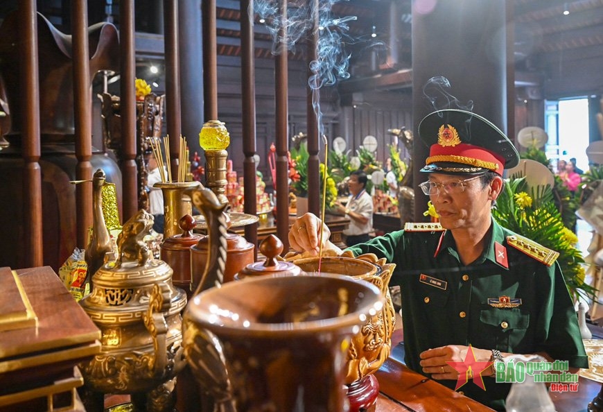 View - 	Dâng hưởng tưởng niệm các anh hùng liệt sĩ tại Điện Biên Phủ