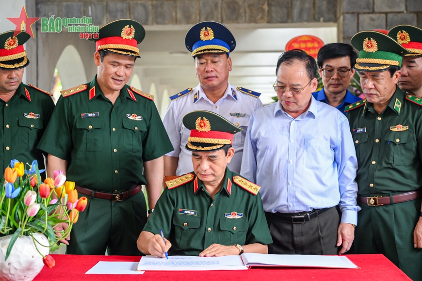 Lãnh đạo Quân ủy Trung ương, Bộ Quốc phòng dâng hương, tưởng niệm các Anh hùng liệt sĩ tại thành phố Điện Biên Phủ