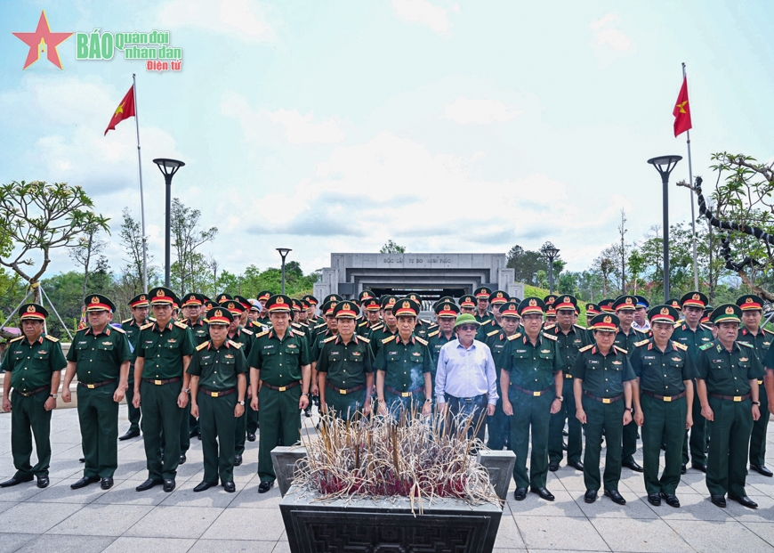 Lãnh đạo Quân ủy Trung ương, Bộ Quốc phòng dâng hương, tưởng niệm các Anh hùng liệt sĩ tại thành phố Điện Biên Phủ