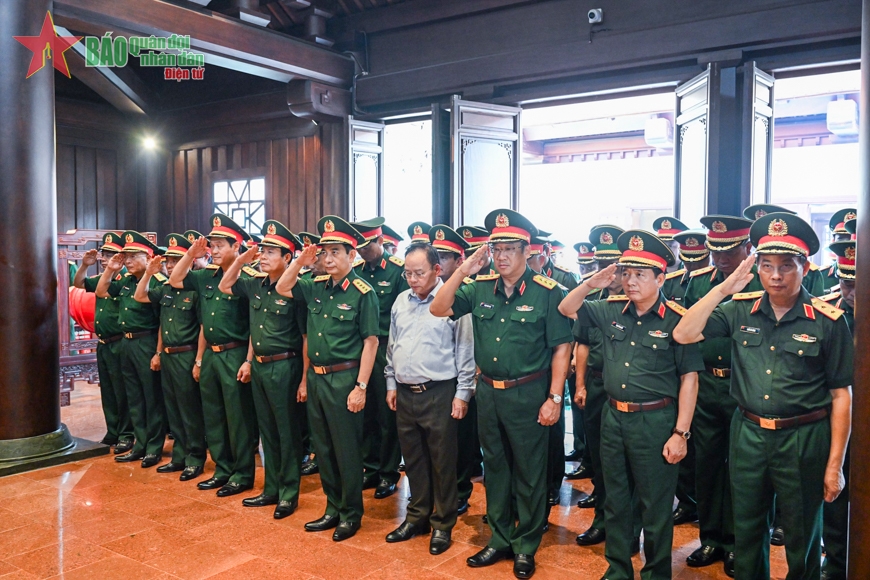 Lãnh đạo Quân ủy Trung ương, Bộ Quốc phòng dâng hương, tưởng niệm các Anh hùng liệt sĩ tại thành phố Điện Biên Phủ