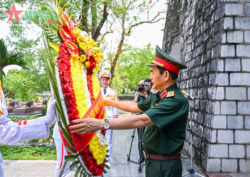 Lãnh đạo Quân ủy Trung ương, Bộ Quốc phòng dâng hương, tưởng niệm các Anh hùng liệt sĩ tại thành phố Điện Biên Phủ