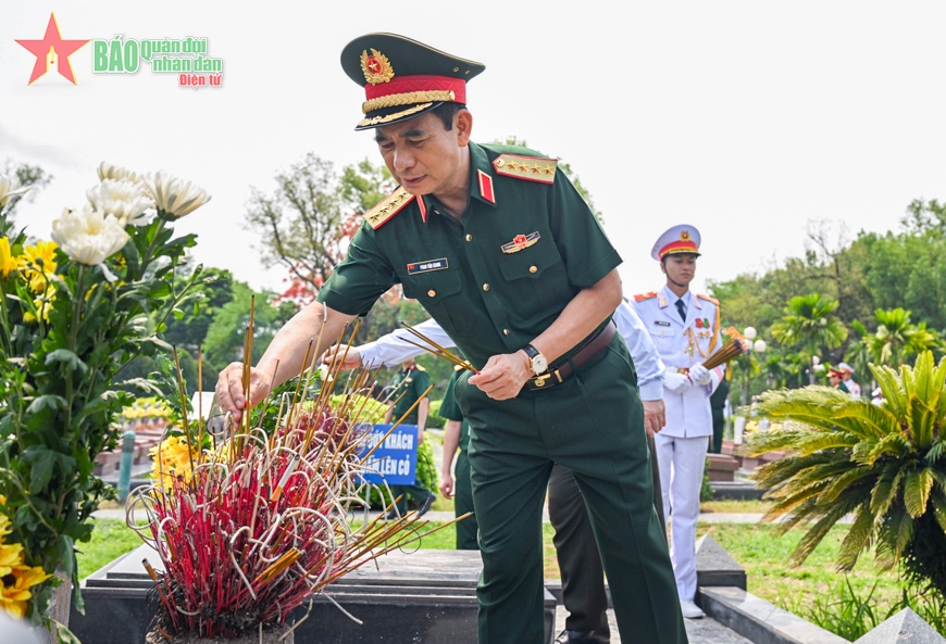 Lãnh đạo Quân ủy Trung ương, Bộ Quốc phòng dâng hương, tưởng niệm các Anh hùng liệt sĩ tại thành phố Điện Biên Phủ