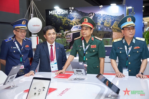 Thượng tướng Phùng Sĩ Tấn dự Triển lãm Quốc phòng châu Á lần thứ 18 tại Malaysia