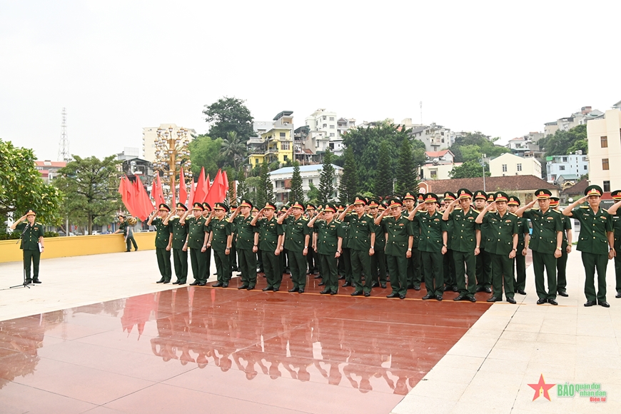 Bộ CHQS tỉnh Quảng Ninh dâng hương, dâng hoa tưởng niệm các Anh hùng liệt sĩ