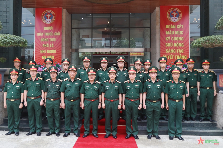 View - 	Đại tướng Phan Văn Giang làm việc với Cục Quân y