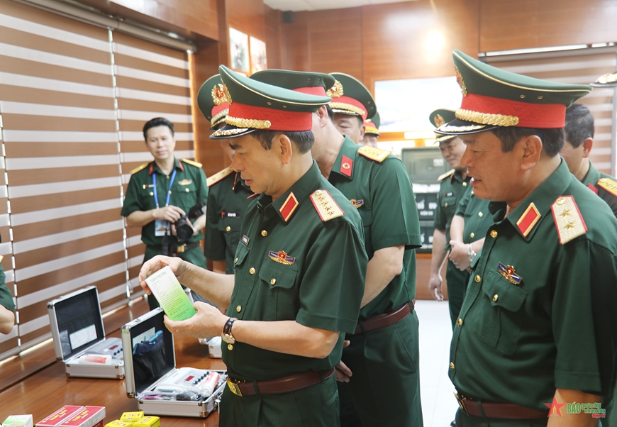 View - 	Đại tướng Phan Văn Giang làm việc với Cục Quân y